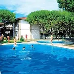 Mit 2 Schwimmbädern Ferienhaus