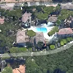 Mit 2 Schwimmbädern *